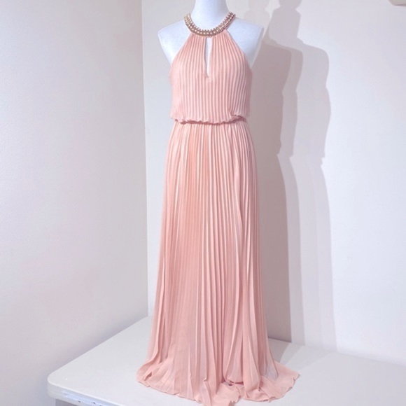 bebe Louisa Necklace Detail Pleated maxi blouson dress in peach chiffon size 6P - Picture 1 of 14